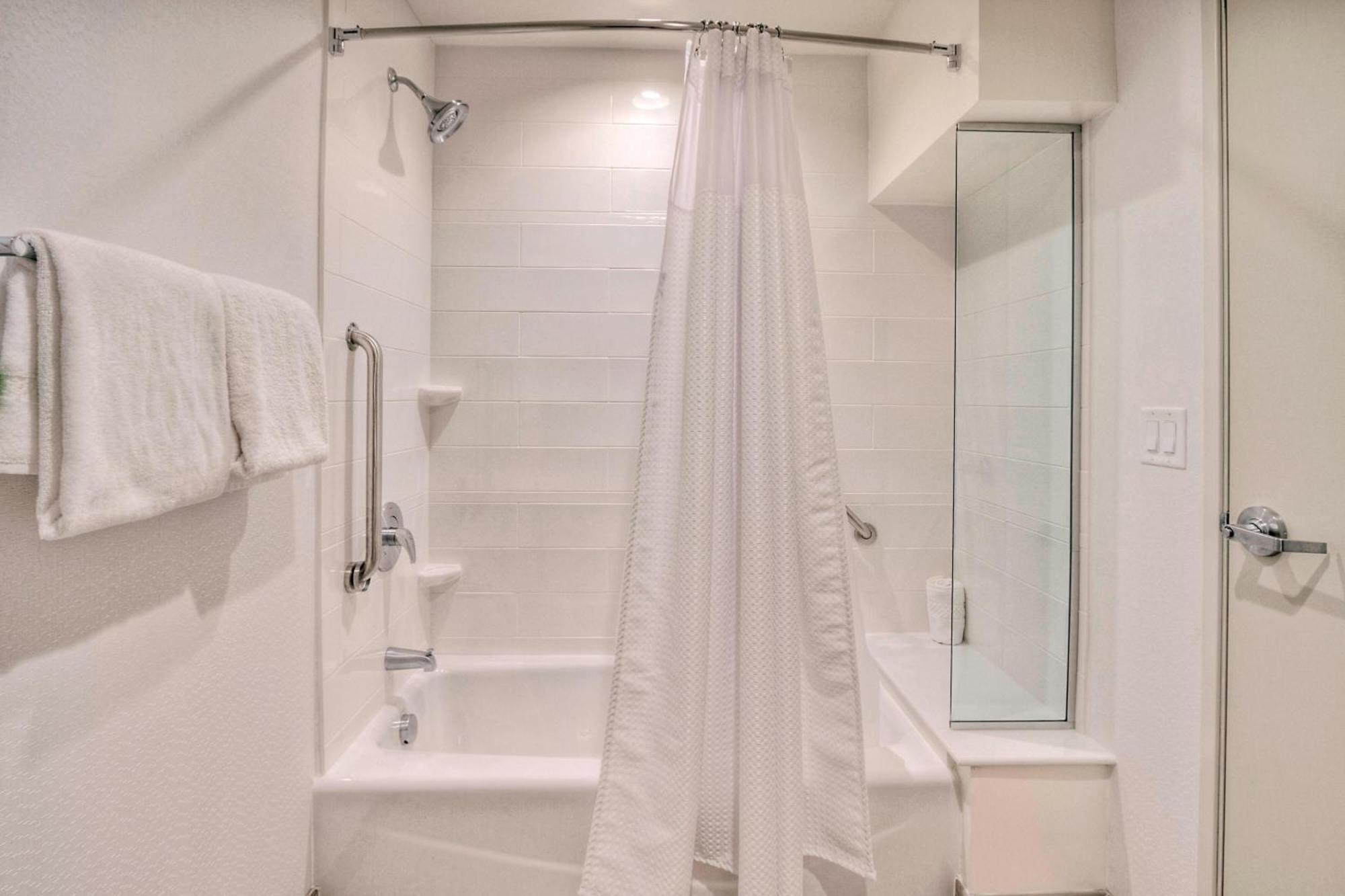 Courtyard By Marriott Hills Hotel 3*