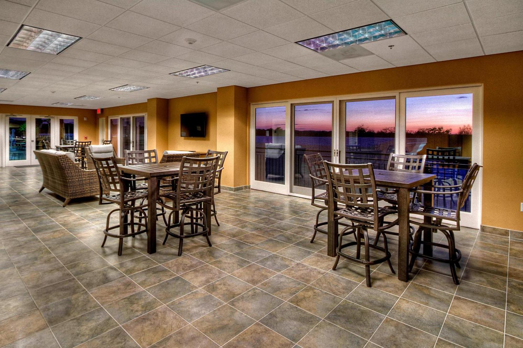 Courtyard By Marriott Hills 3*